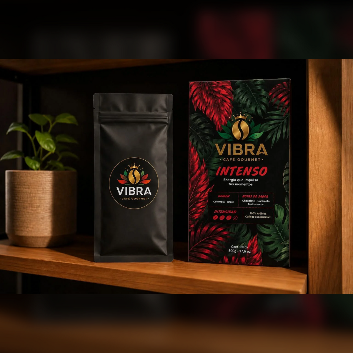 Bolsa de café VIBRA INTENSO 500 g junto a una taza de café humeante